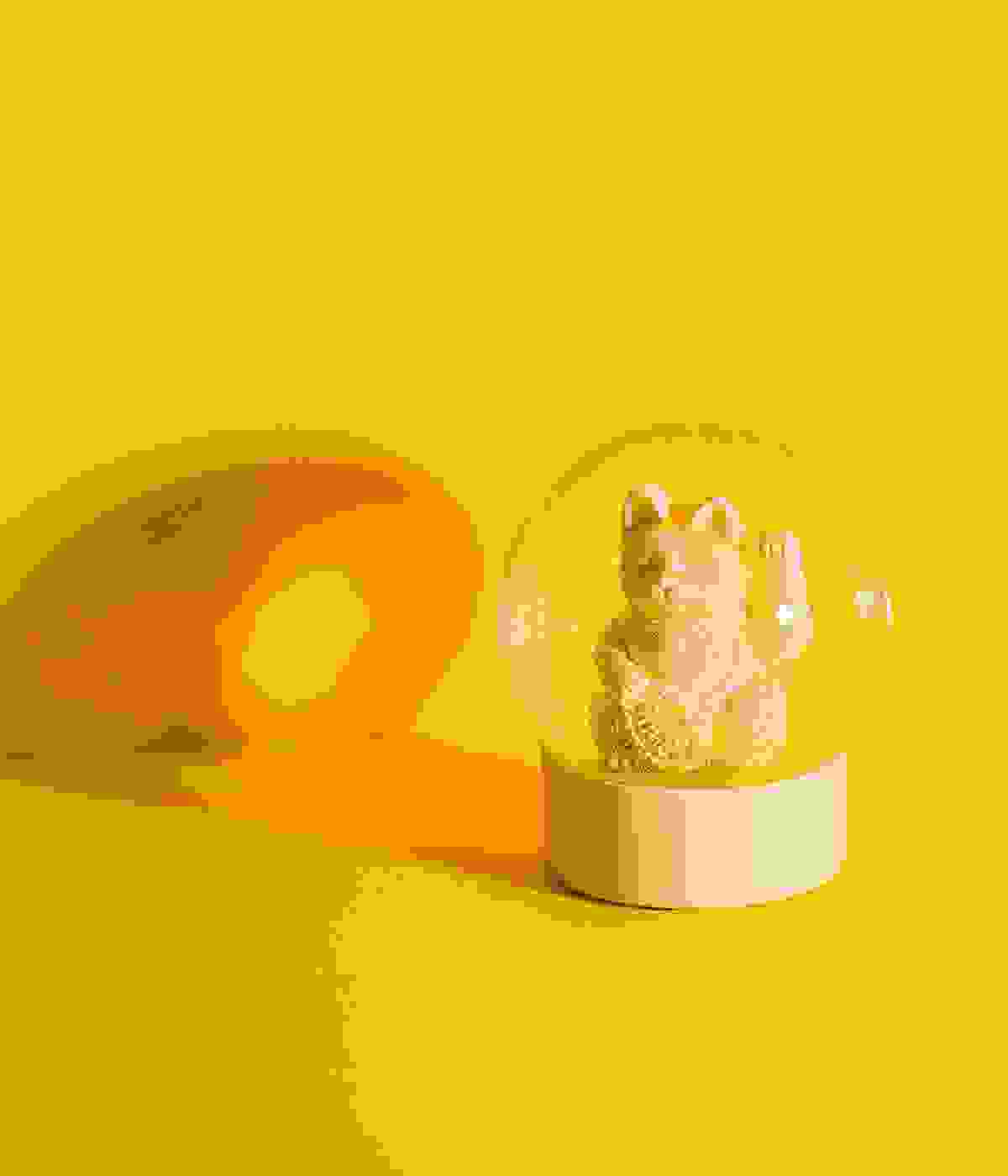 Maneki Neko Glitzer Winkekatzen-Schneekugel Gelb
