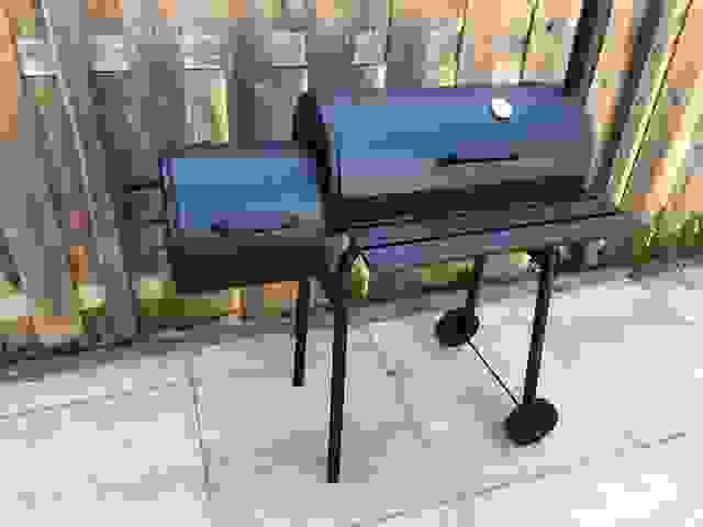 BBQ Grill - Smoker schwarz mit Thermostat mit 3-teiligem BBQ Werkzeugset - Grillfläche 66 x 34 cm