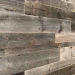 Holz Wandverkleidung mit 3d Paneelen aus verwittertem, vergrautem und recyceltem alten Holz von Nord