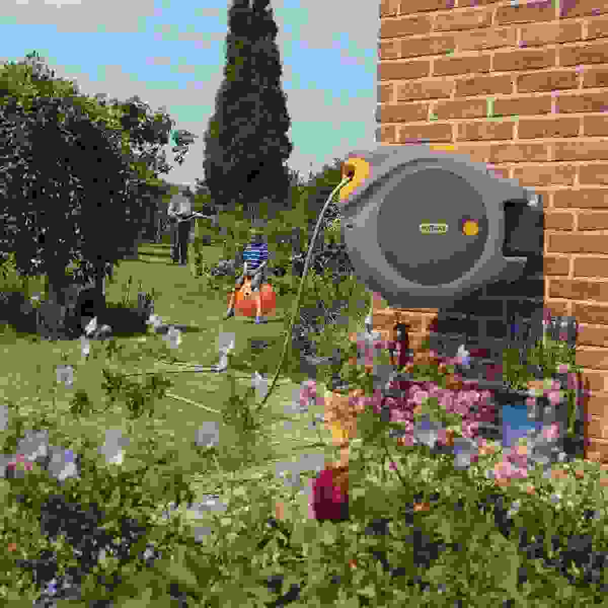 Hozelock Auto Reel 40 Meter - selbstaufrollender Wandschlauchaufroller - mit Startset und Gartenspritze - grau