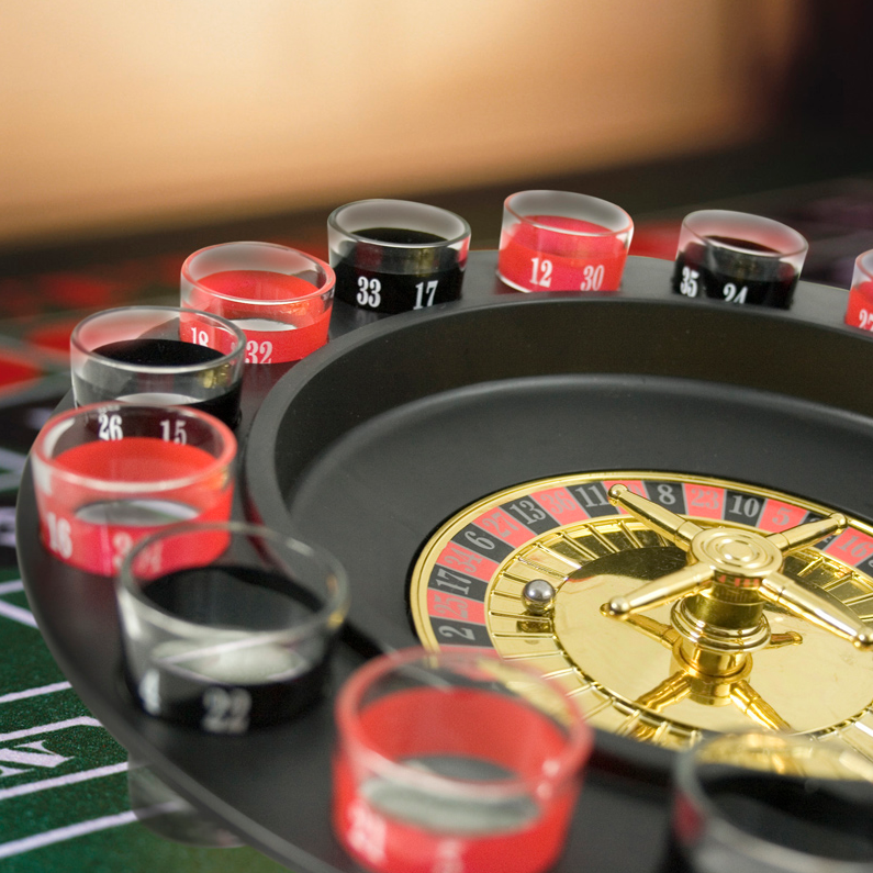 Roulette-Trinkspiel COV-19 | 16 Schnapsgläser | 2 Personen | Spin it to win it