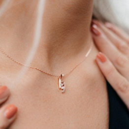 Yolora Damenhalskette mit Anhänger - Kalpa Camaka Kristalle - Rosï¿½ farbig - 18K Rosï¿½ Gold vergoldet
