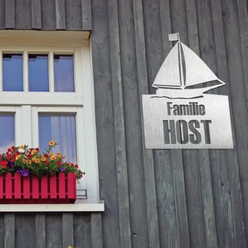 Edelstahlschild mit Schiffsnamen und Segelschiff Motiv Typ 23 460 x 600 mm