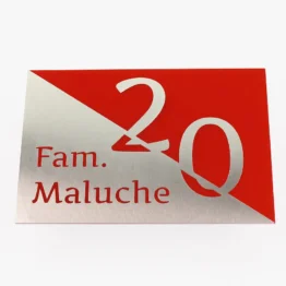 Farbige Hausnummer mit Name aus Edelstahl - Design Triangle