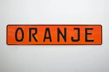 Individuelles Namensschild mit Wunschname und Symbol orange