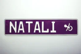 Namensschild mit Wunschtext violett