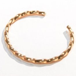 Laura Ferini Damenarmband Donella Gold - Goldfarbener gedrehter Armreif - 18K Gelbgold plattiert - Schmuck - Accessoires - Schmuck - Damenarmband